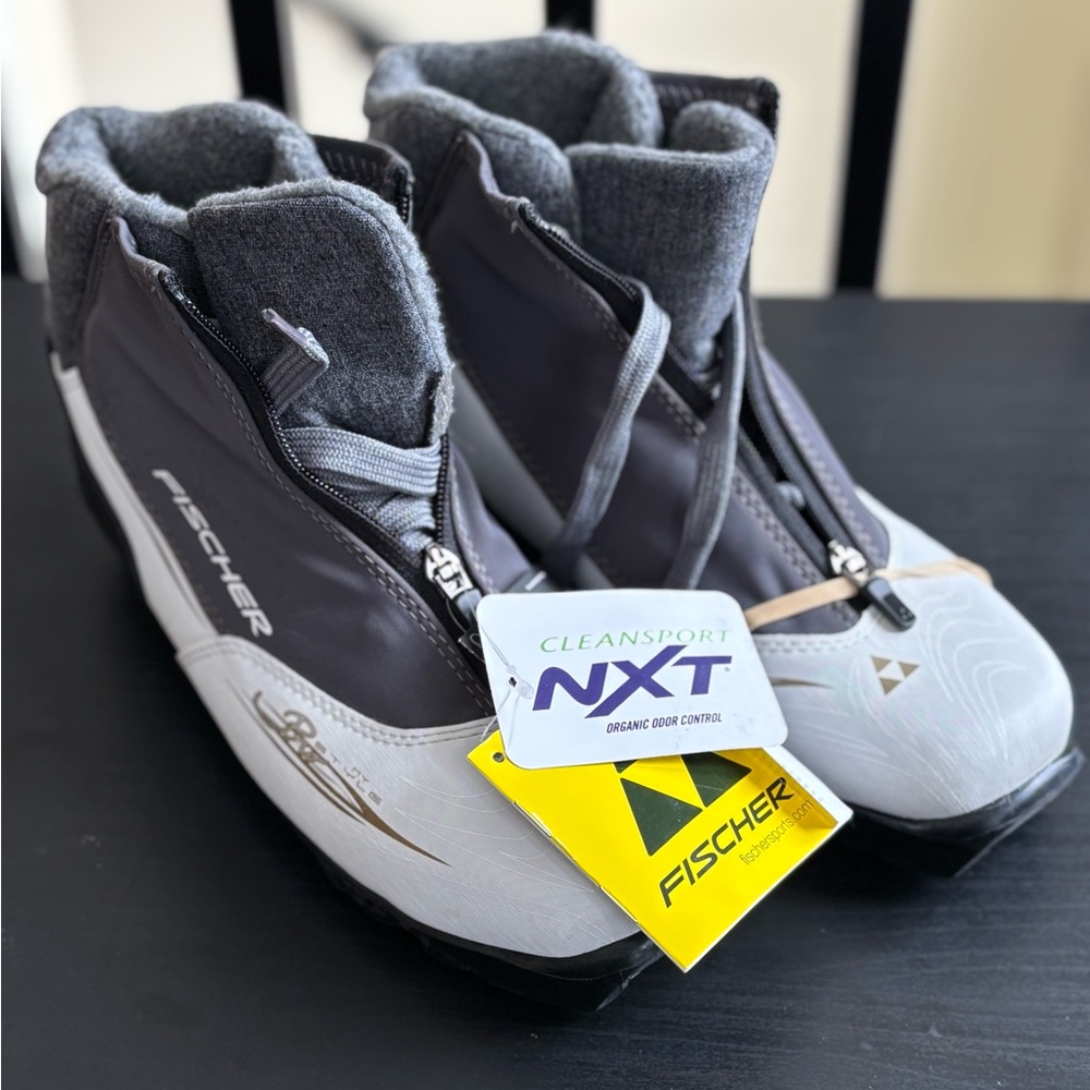 NEW Size 9 (EU 40) Women’s Fischer Gray and Black Cross Country Ski Boots
